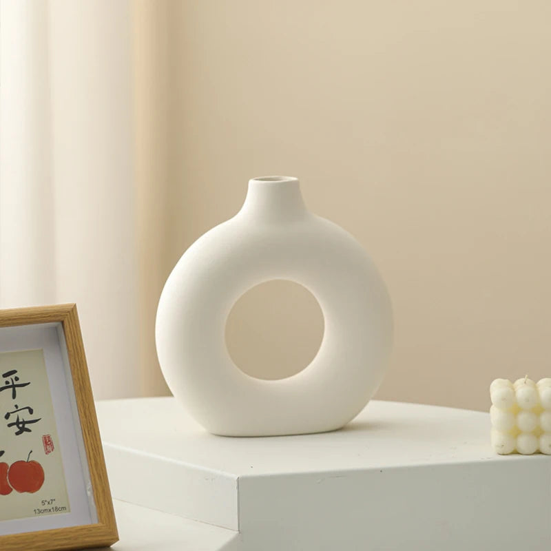 Imitation Ceramic Donut Vase – White Decorative Flower Holder for Modern Decor