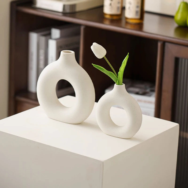 Imitation Ceramic Donut Vase – White Decorative Flower Holder for Modern Decor
