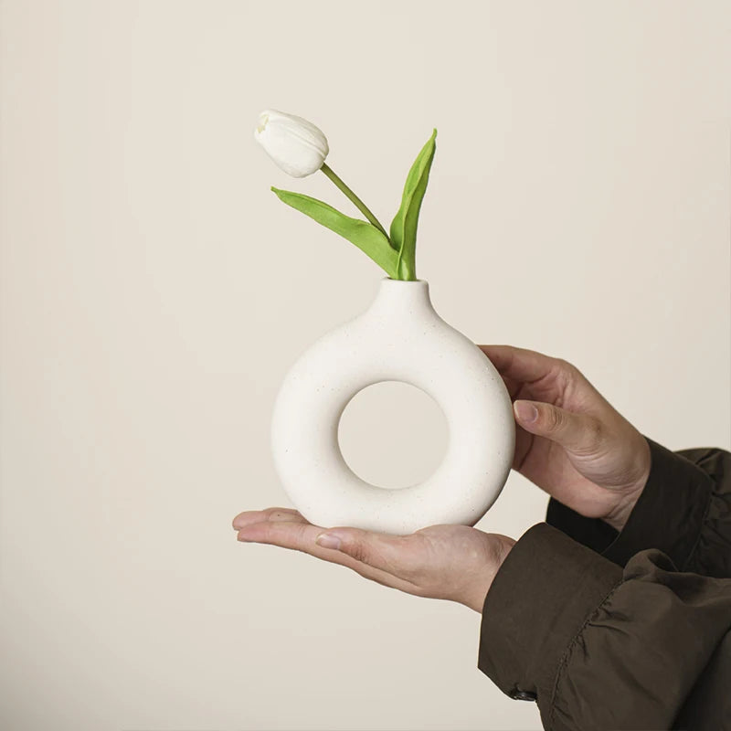 Imitation Ceramic Donut Vase – White Decorative Flower Holder for Modern Decor