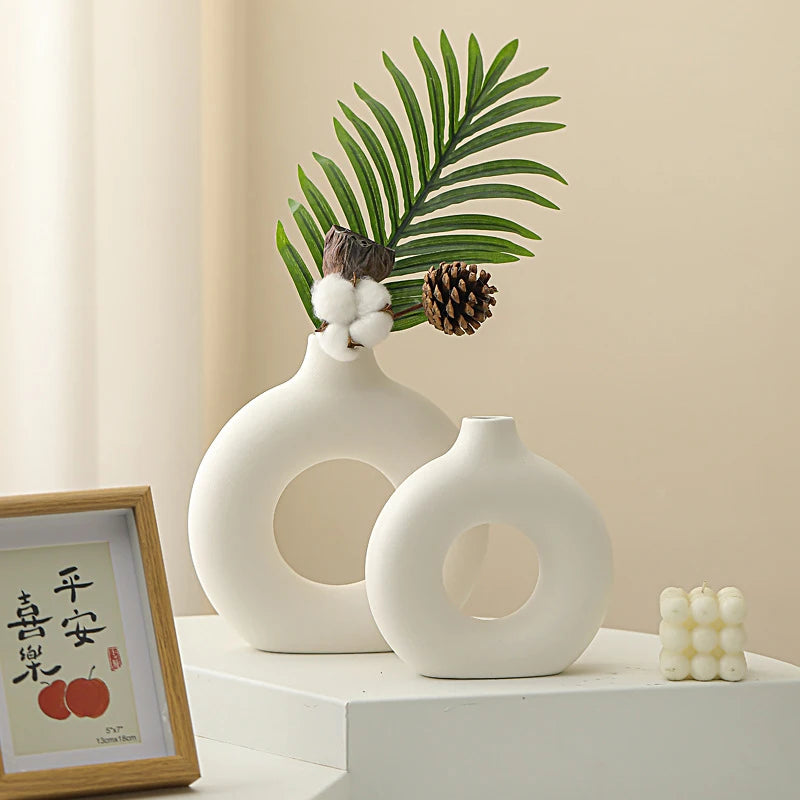 Imitation Ceramic Donut Vase – White Decorative Flower Holder for Modern Decor